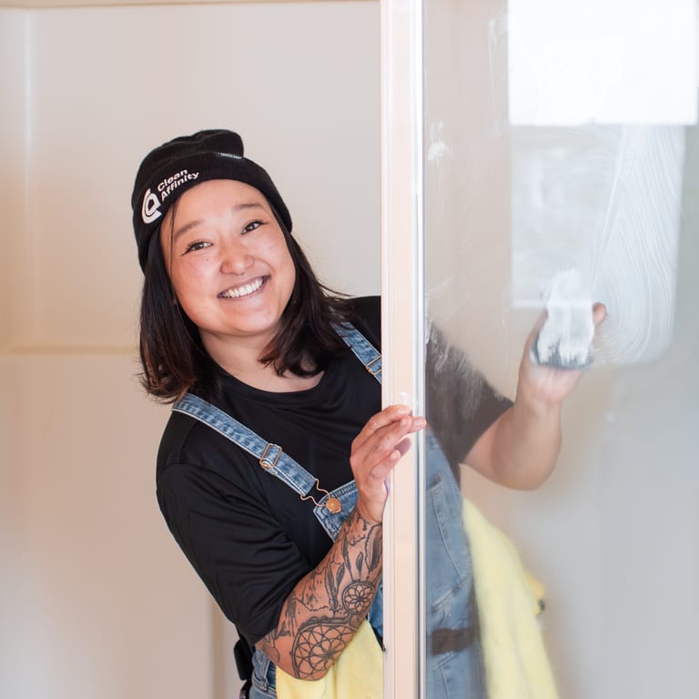 cleaner-wiping-shower-clackamas