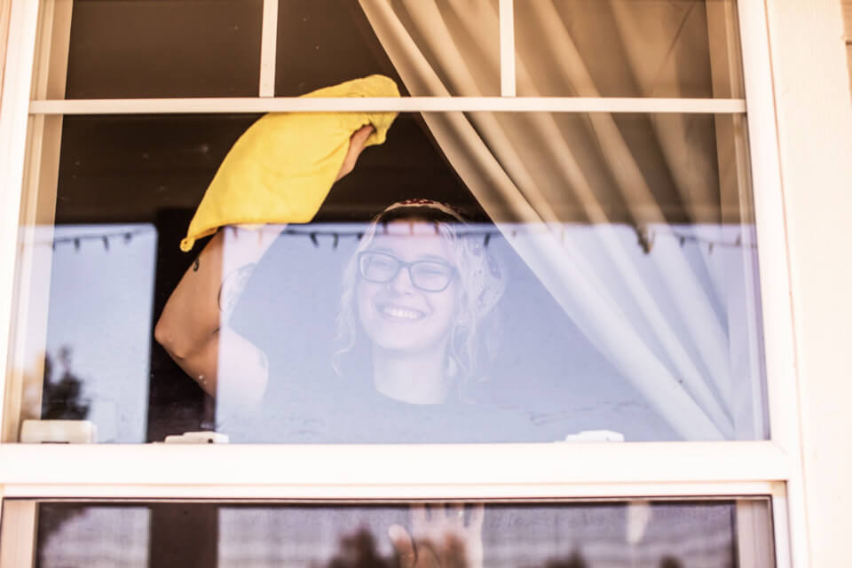 cleaner-wiping-window